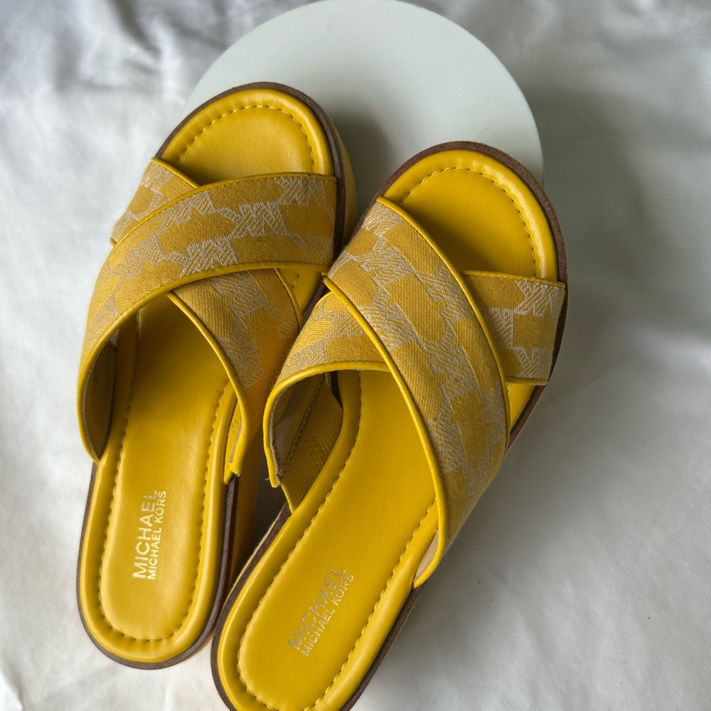 🔥🔥MICHAEL Michael Kors Yellow Crossband Logo Slide Sandals